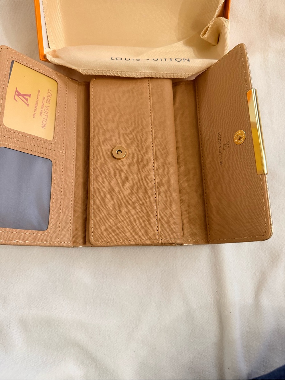 Designer fashioned Textured Wallet - Picture 3 of 8